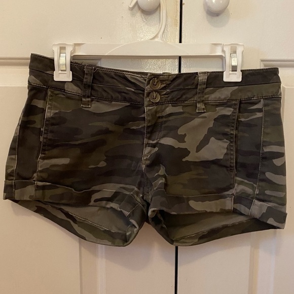 Express Pants - EXPRESS Green Camo Print Short Shorts, Size 4